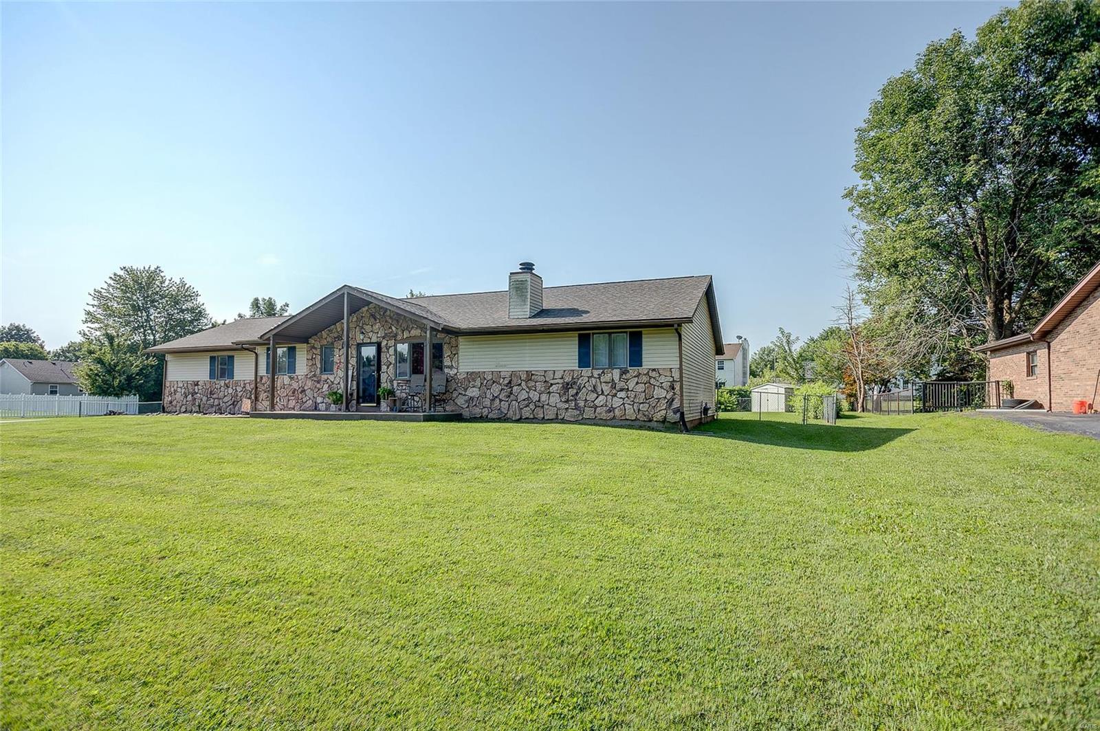 309 Arrowhead Drive Troy, IL 62294 - Photo 2 of 37