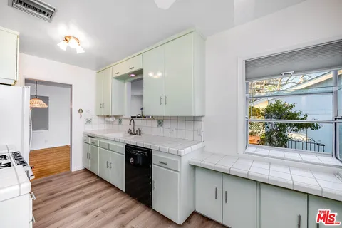 $1,075,000 | 16851 Weddington Street, Encino, CA 91436