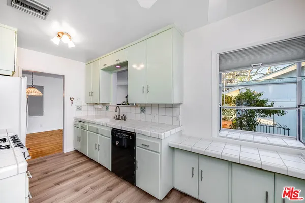 $1,075,000 | 16851 Weddington Street, Encino, CA 91436