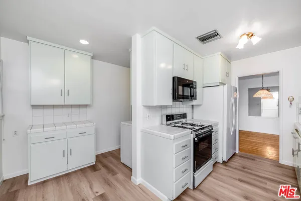 $1,075,000 | 16851 Weddington Street, Encino, CA 91436