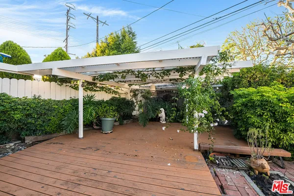 $1,075,000 | 16851 Weddington Street, Encino, CA 91436