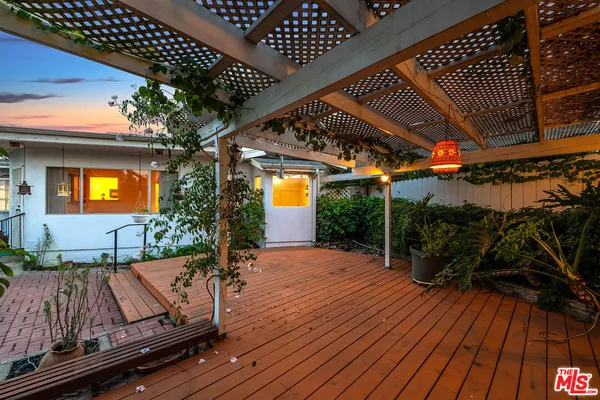 $1,075,000 | 16851 Weddington Street, Encino, CA 91436