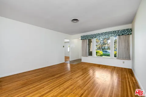 $1,075,000 | 16851 Weddington Street, Encino, CA 91436