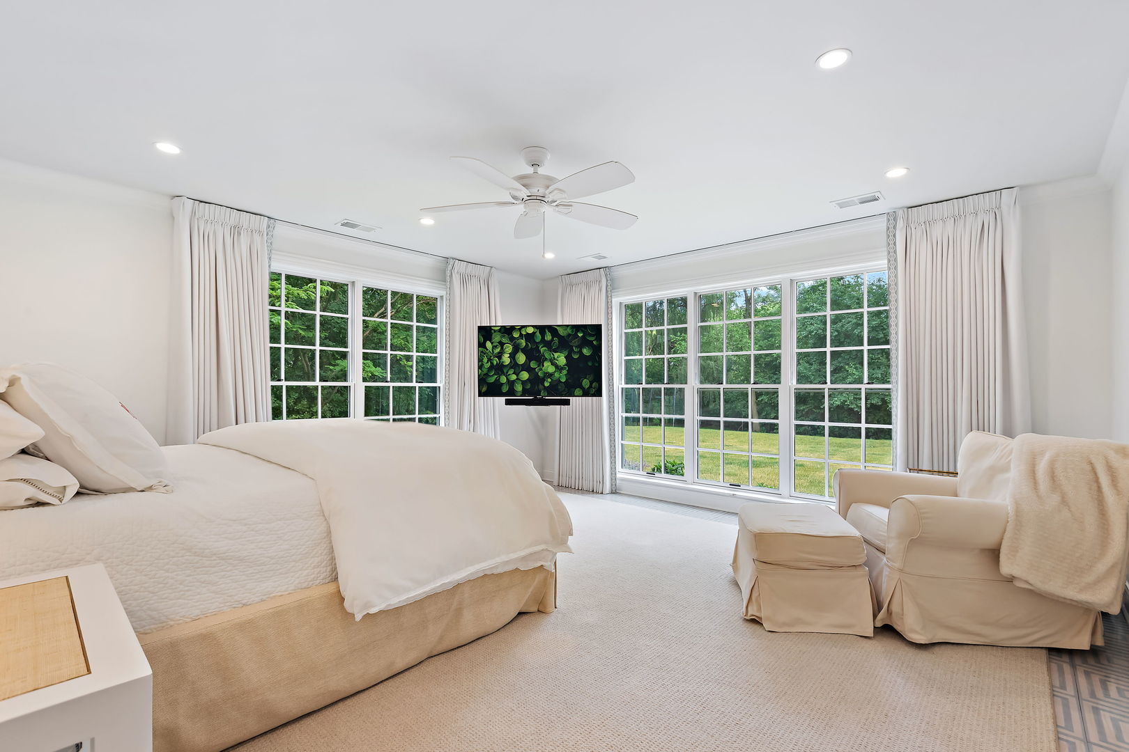 180 Old Farm Road Northfield, IL 60093 - Photo 20 of 41 a bed sitting in a spacious bedroom next to a window