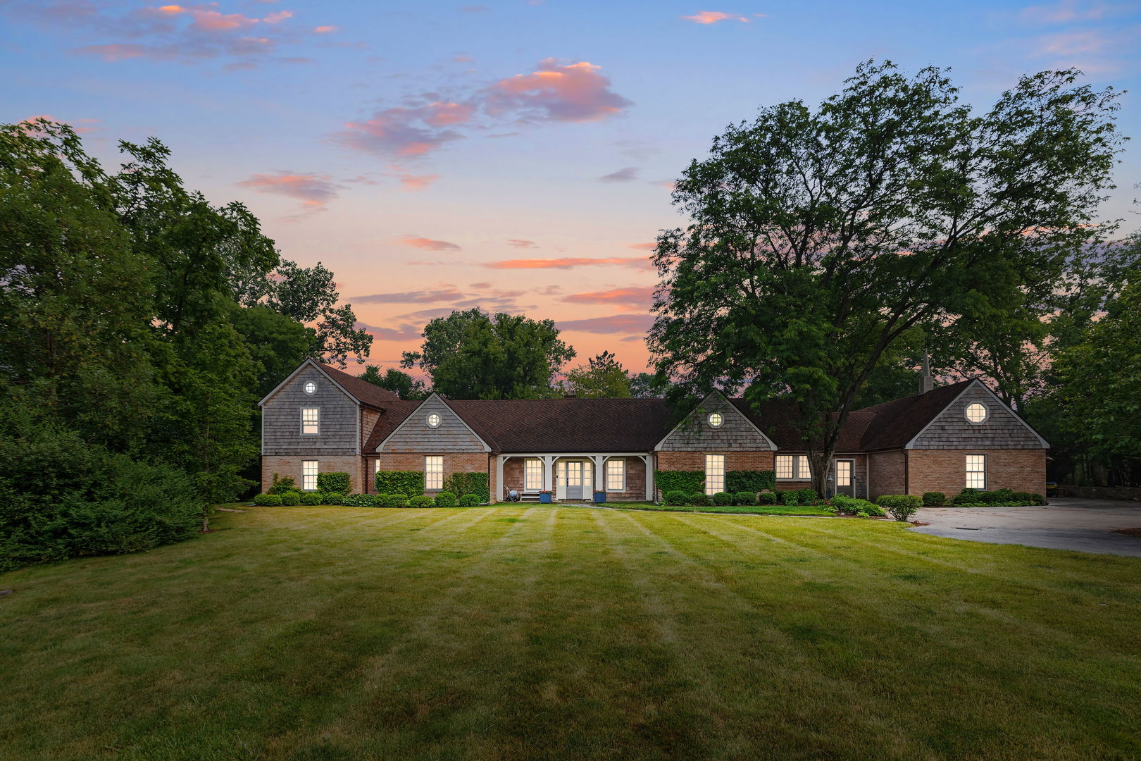 180 Old Farm Road Northfield, IL 60093 - Photo 2 of 41 a front view of a house with garden