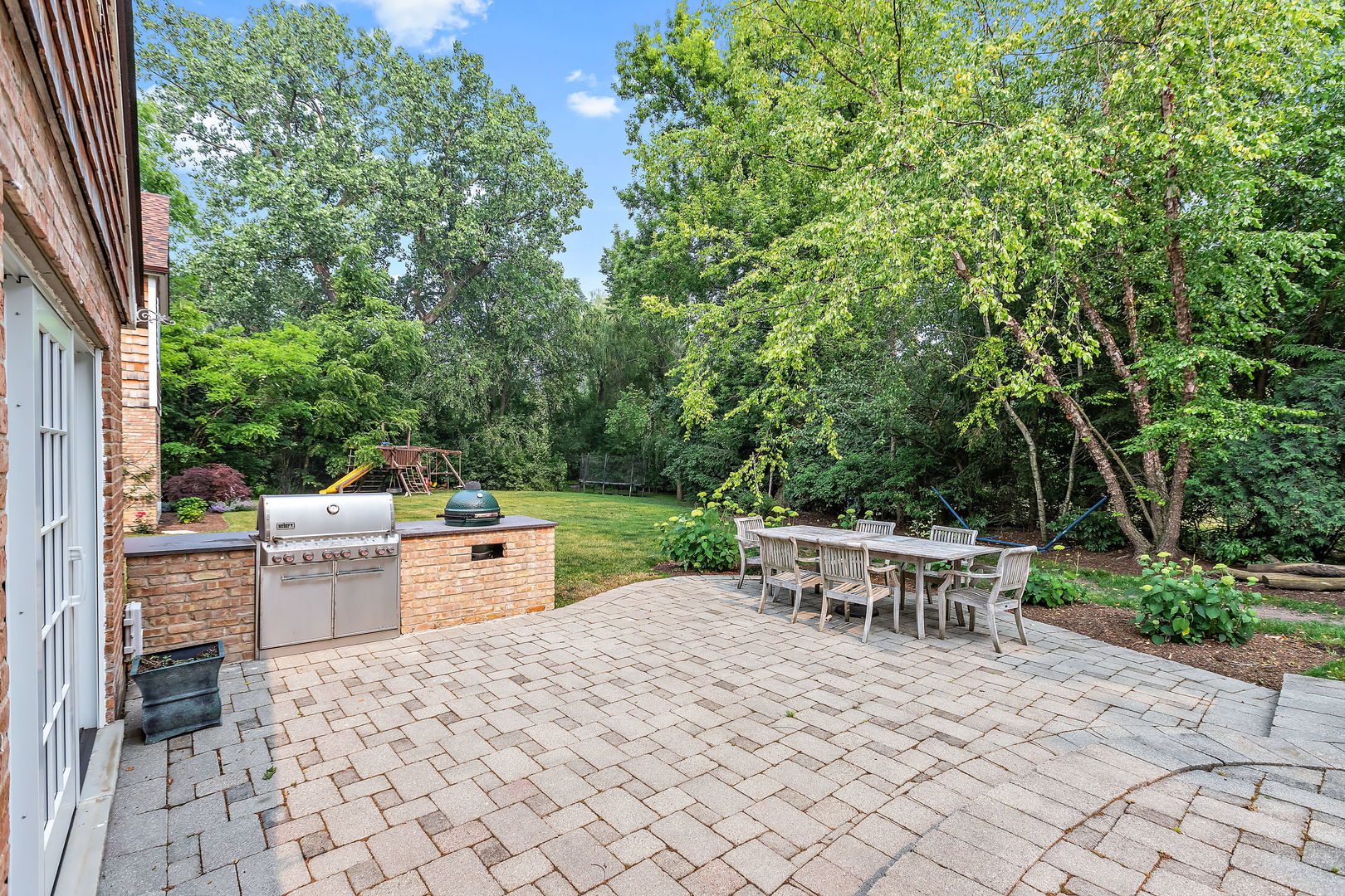 180 Old Farm Road Northfield, IL 60093 - Photo 39 of 41 a view of a backyard with sitting area
