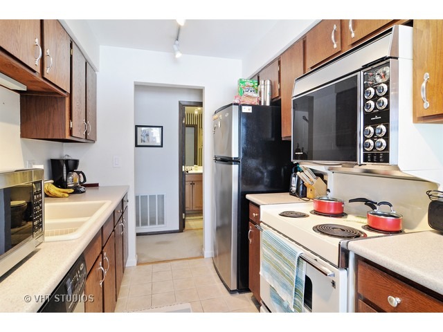 1400 North Elmhurst Road, Unit 313 Mount Prospect, IL 60056 - Photo 4 of 10 a kitchen with a sink stove and refrigerator