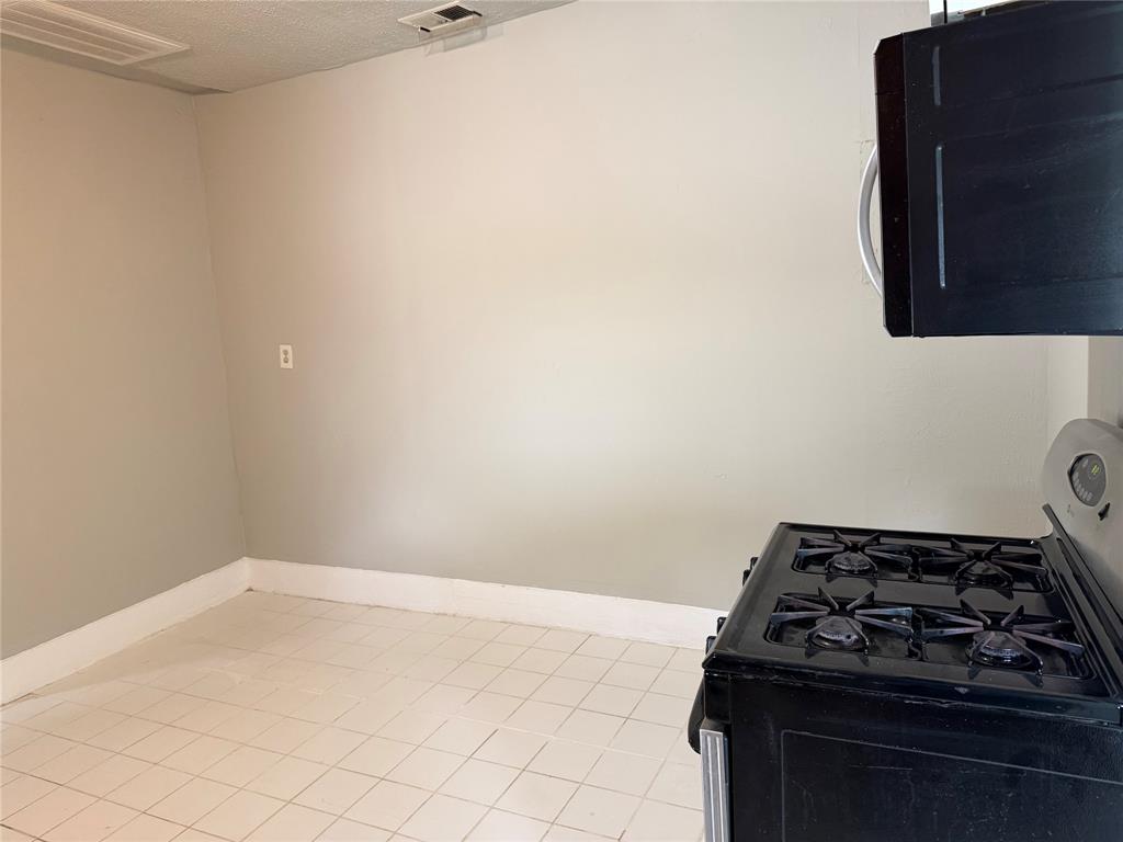 801 Wayne Street Dallas, TX 75223 - Photo 10 of 15 a kitchen with a stove