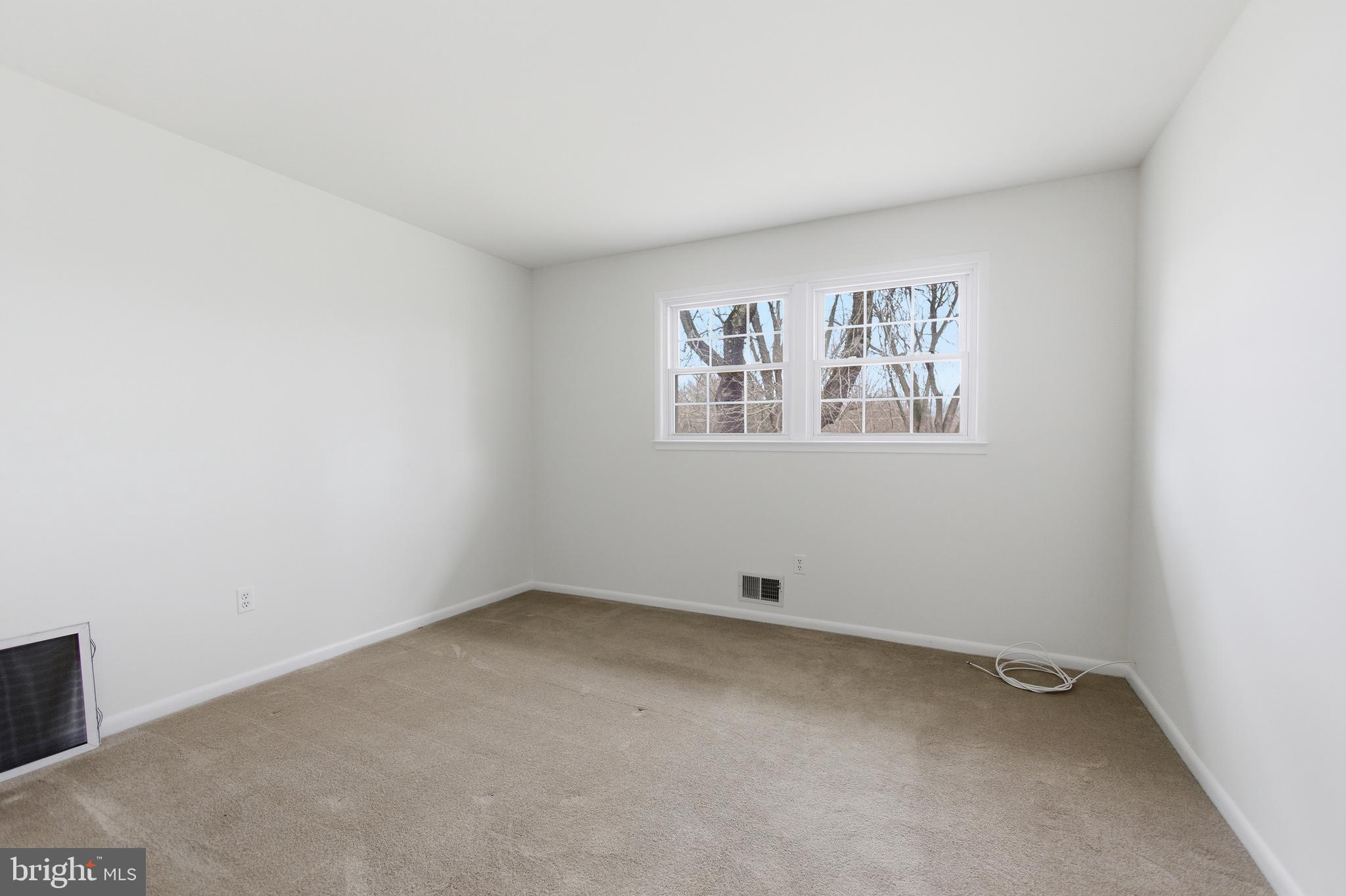 14717 Flintstone Lane Silver Spring, MD 20905 - Photo 20 of 32 an empty room with windows