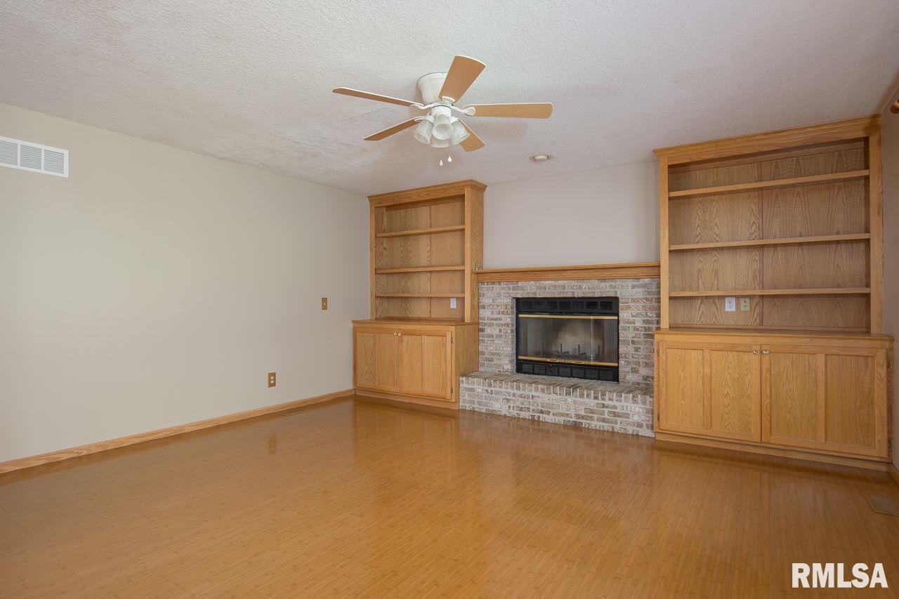 2075 Plum Tree Road Bettendorf, IA 52722 - Photo 3 of 20 Gallery Image 3