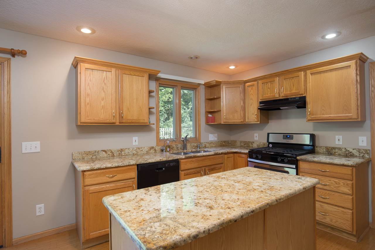 2075 Plum Tree Road Bettendorf, IA 52722 - Photo 7 of 20 Gallery Image 7