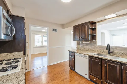 $3,900 | 4701 Lawn Avenue, Western Springs, IL 60558
