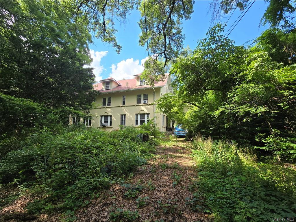 a view of a house with a yard