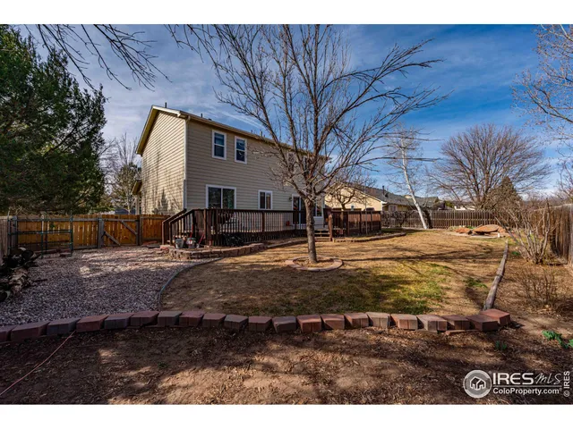an aerial view of residential building and lake