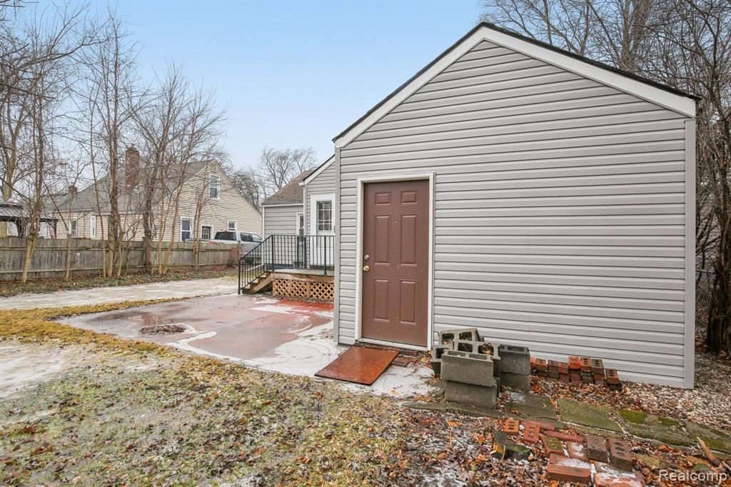 1591 Eaton Road Berkley, MI 48072 - Photo 29 of 32
