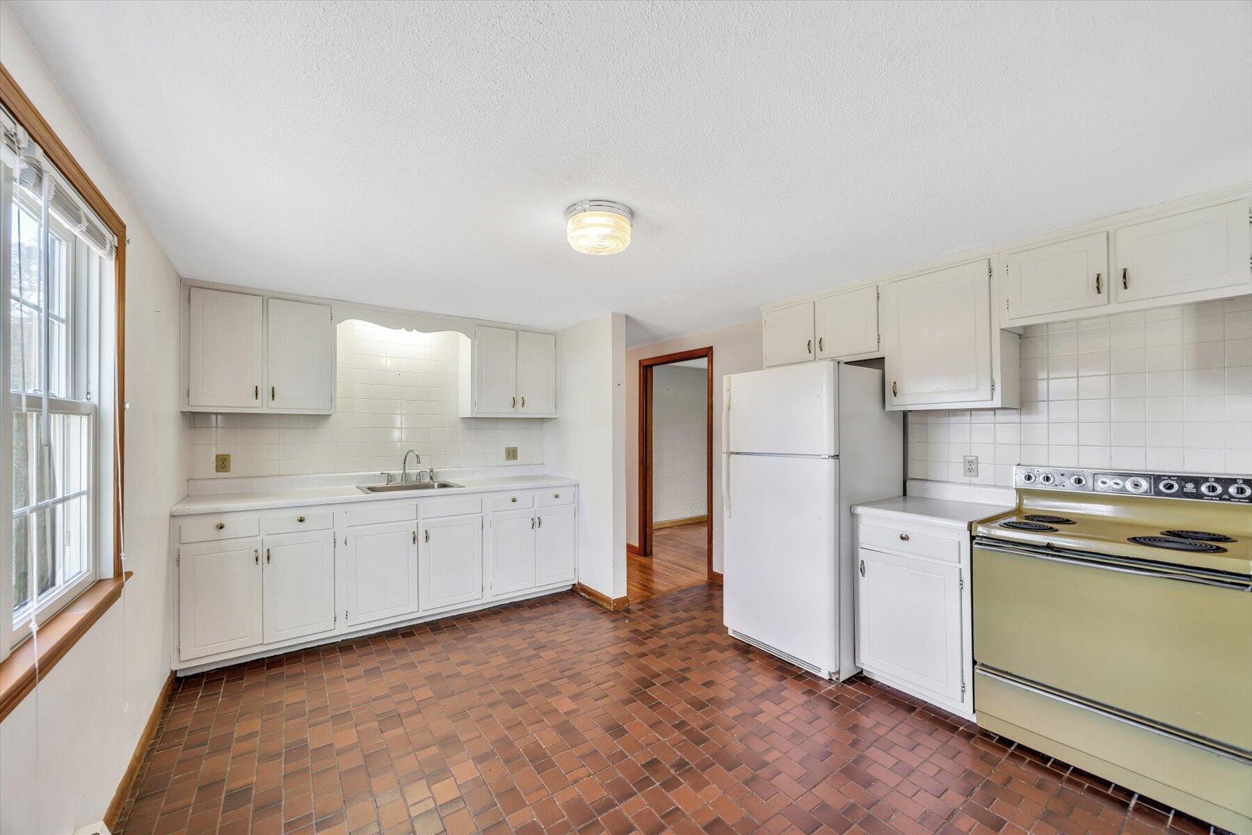 360 Airline Road South Dennis, MA 02660 - Photo 9 of 30 a kitchen with cabinets oven and a dishwasher