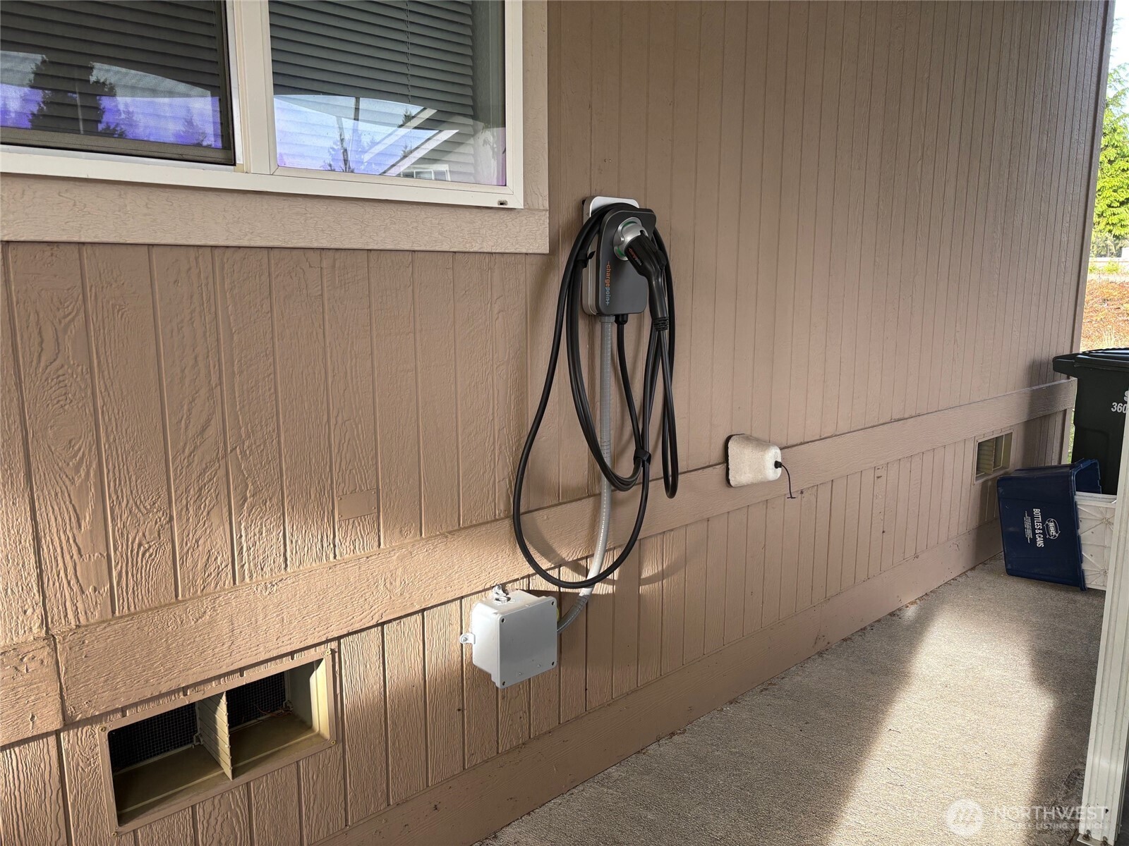 8370 Harborview Road, Unit 7 Blaine, WA 98230 - Photo 29 of 29 a view of a livingroom with a bench