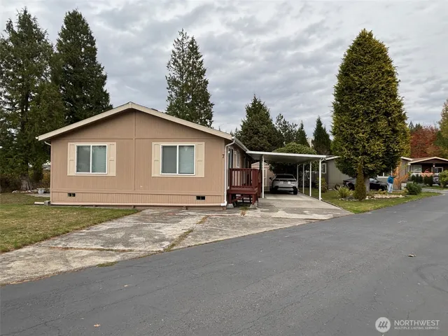 a view of a house with backyard and garden