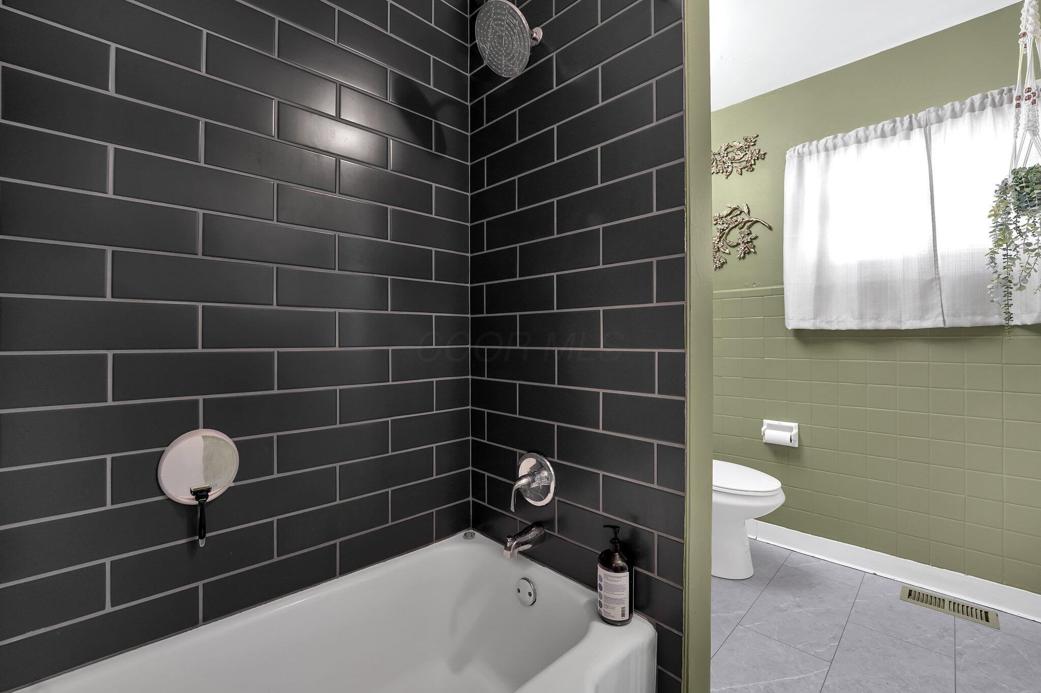 581 Morse Road Columbus, OH 43214 - Photo 19 of 26 Bathroom