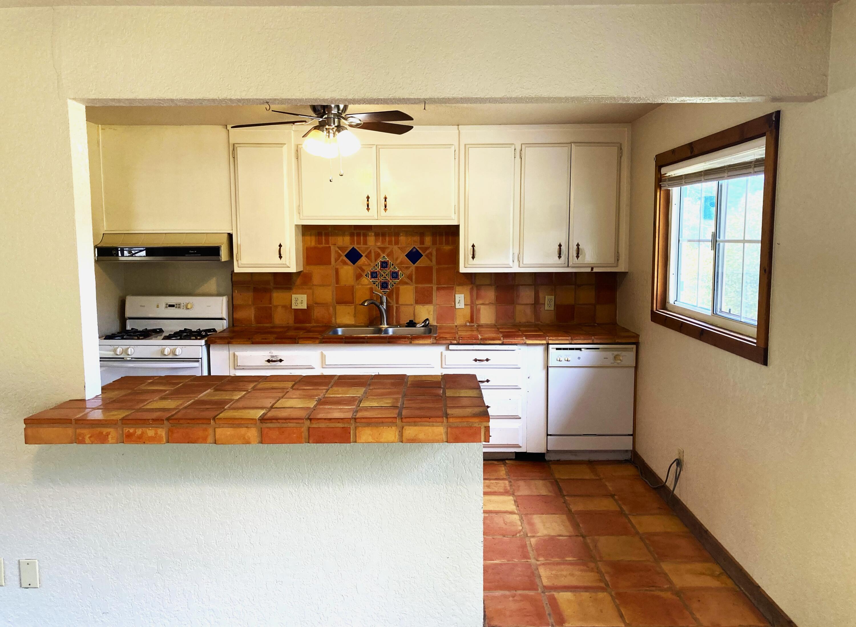 45218 Hammond Drive Three Rivers, CA 93271 - Photo 6 of 17 kitchen