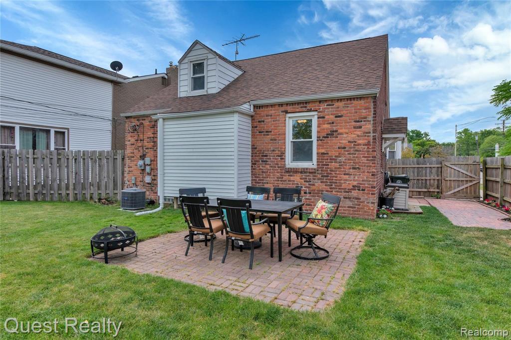 1268 Hampton Road Grosse Pointe Woods, MI 48236 - Photo 8 of 45