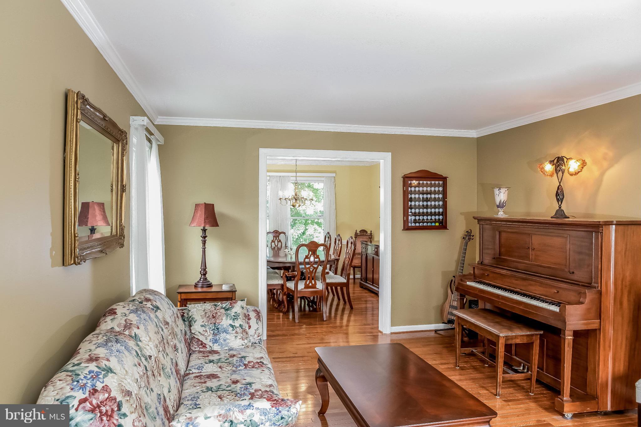 106 Summit Hall Road Gaithersburg, MD 20877 - Photo 5 of 30 Living Room