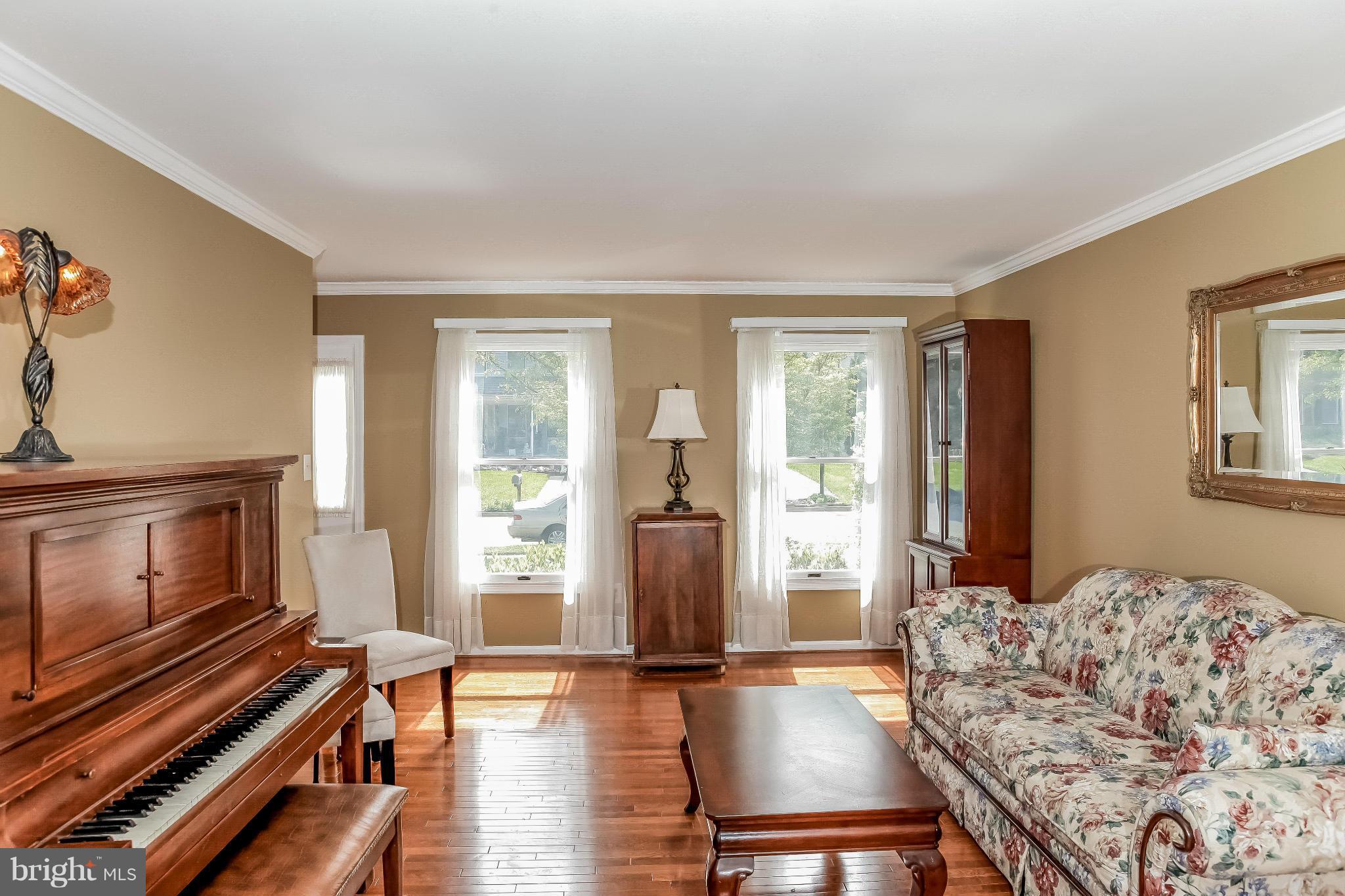 106 Summit Hall Road Gaithersburg, MD 20877 - Photo 6 of 30 Living Room
