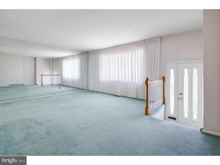 12442 Wyndom Road Philadelphia, PA 19154 - Photo 2 of 23 Living Room