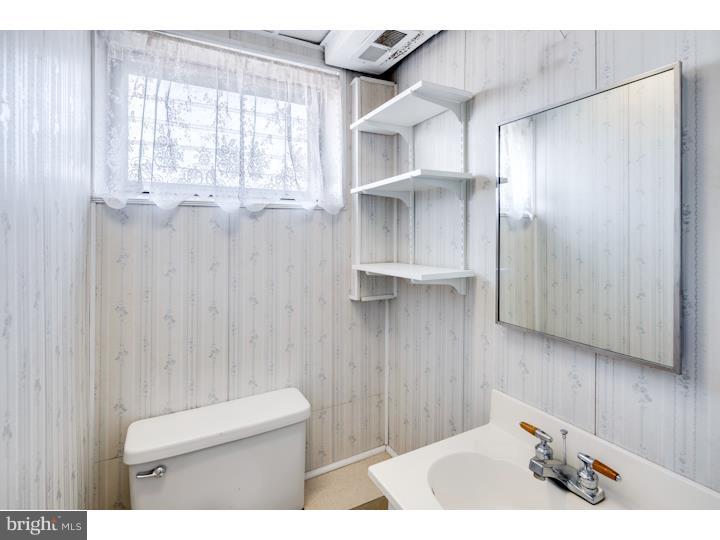 12442 Wyndom Road Philadelphia, PA 19154 - Photo 18 of 23 Bathroom
