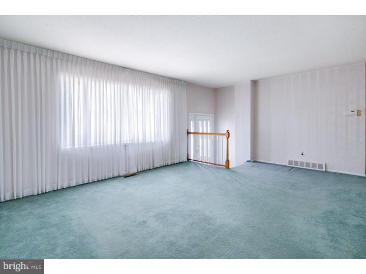 12442 Wyndom Road Philadelphia, PA 19154 - Photo 3 of 23 Living Room