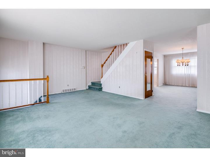12442 Wyndom Road Philadelphia, PA 19154 - Photo 4 of 23 Living Room