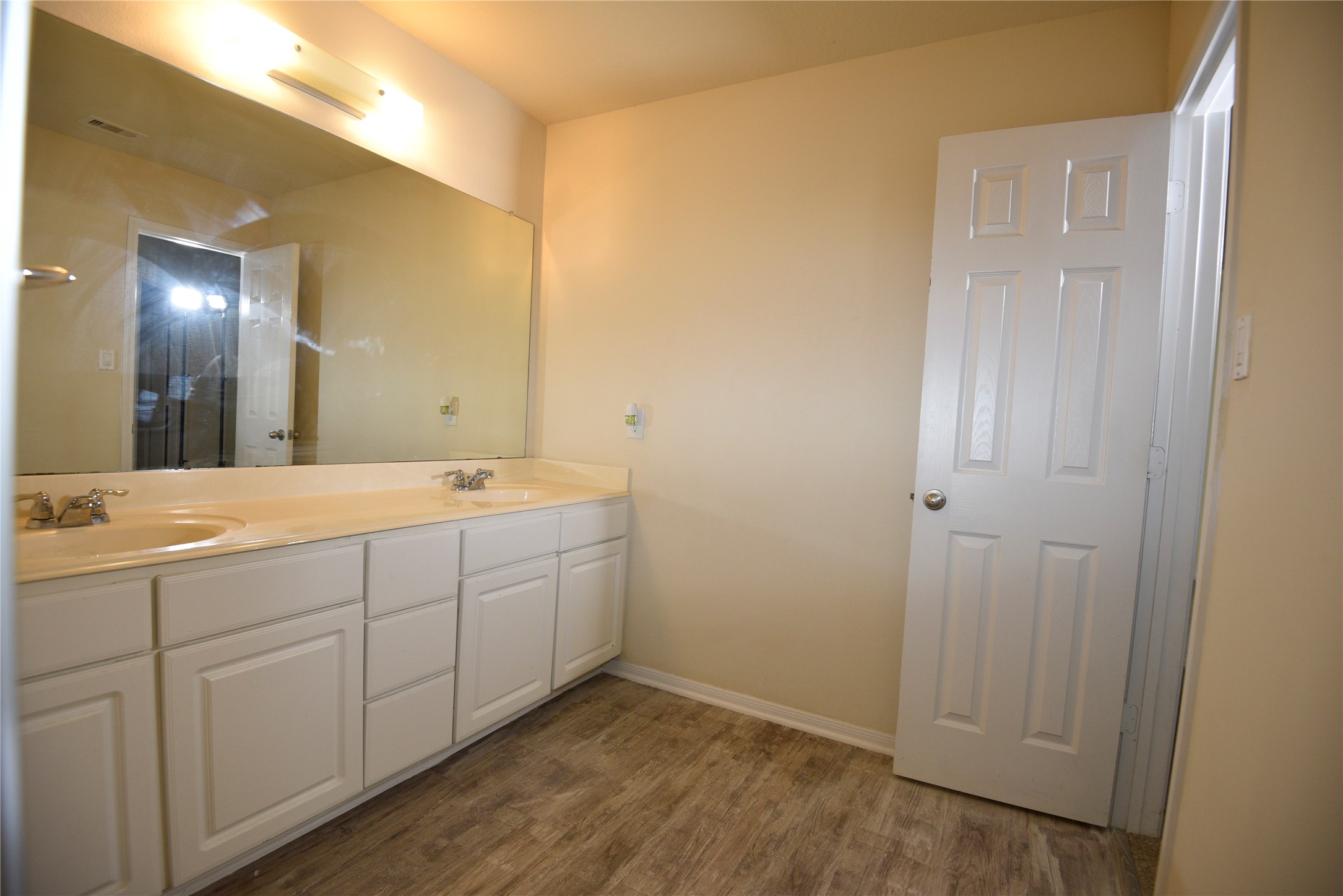 9997 Hyacinth Way Conroe, TX 77385 - Photo 22 of 45 a bathroom with a double vanity sink and a mirror
