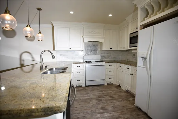 $2,400 | 9997 Hyacinth Way, Conroe, TX 77385