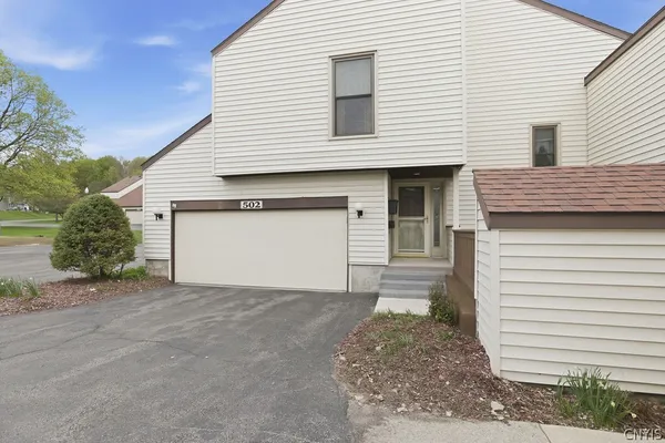 $250,000 | 502 Woburn Drive, Camillus, NY 13031
