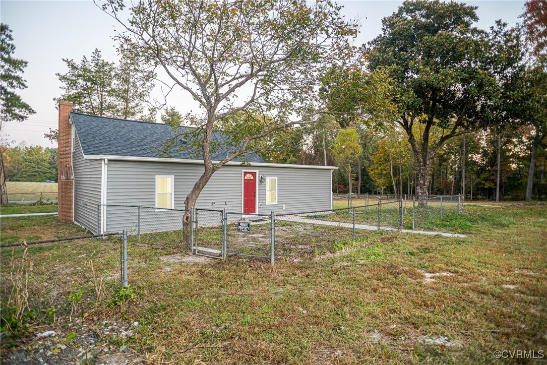 15412 Moores Mill Road Ruther Glen, VA 22546 - Photo 5 of 31 a backyard of a house with table and chairs