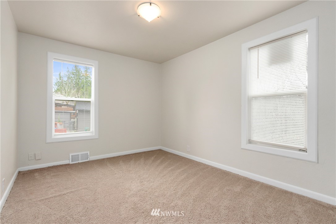 10651 Rustic Road South Seattle, WA 98178 - Photo 13 of 34 an empty room with a window