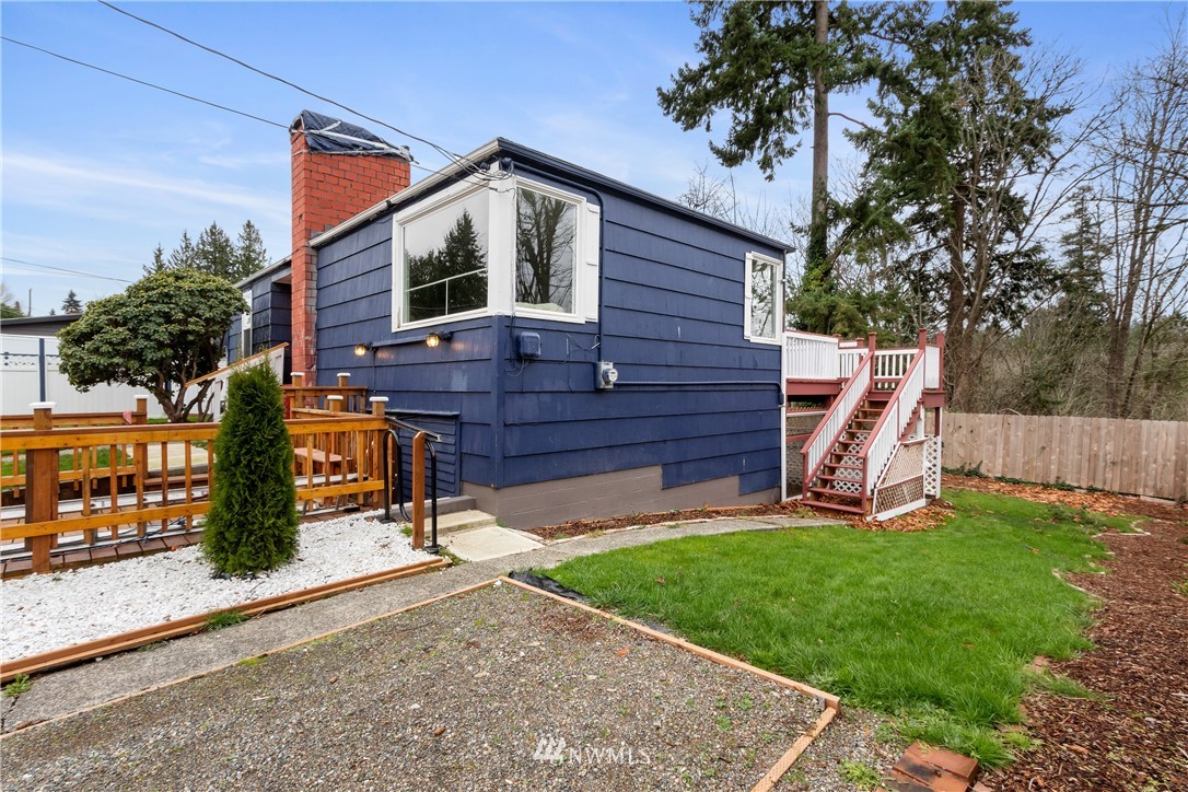 10651 Rustic Road South Seattle, WA 98178 - Photo 31 of 34 a front view of a house with garden