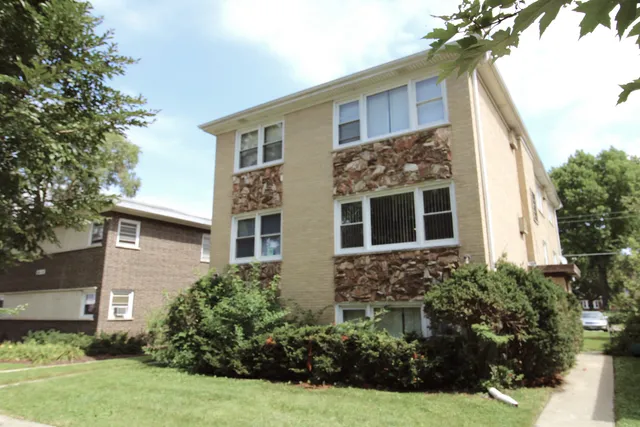 a view of a house with yard and plants