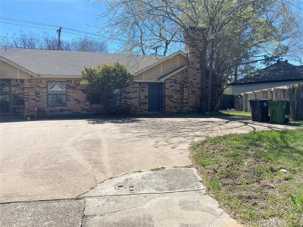 a view of a backyard of the house