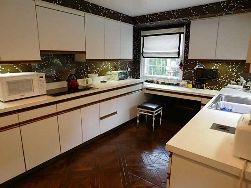 701 Pinetree Road Mt. Lebanon, PA 15243 - Photo 11 of 25 Kitchen.