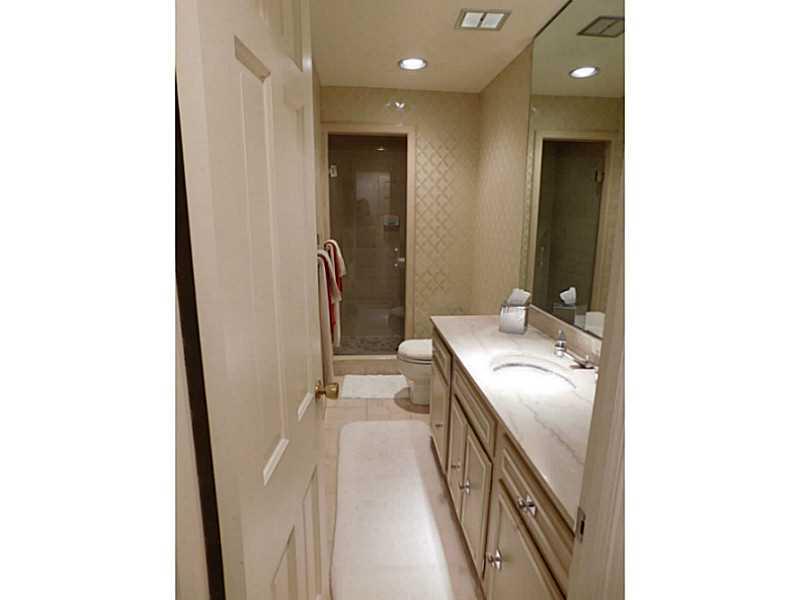 701 Pinetree Road Mt. Lebanon, PA 15243 - Photo 13 of 25 Full Bath.