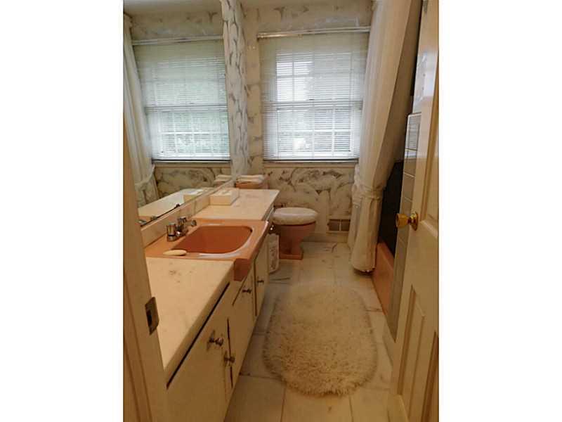 701 Pinetree Road Mt. Lebanon, PA 15243 - Photo 16 of 25 Full Bath.