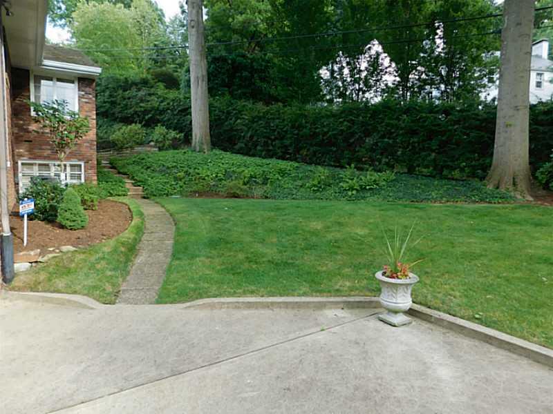 701 Pinetree Road Mt. Lebanon, PA 15243 - Photo 23 of 25 Yard/Garden.