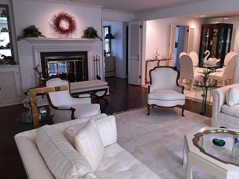701 Pinetree Road Mt. Lebanon, PA 15243 - Photo 5 of 25 Living Room.