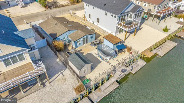 a view of a house with backyard and porch