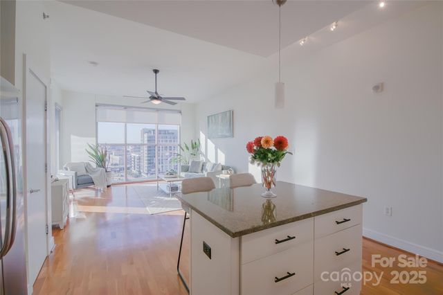 $359,990 | 333 West Trade Street, Unit 905, Charlotte, NC 28202