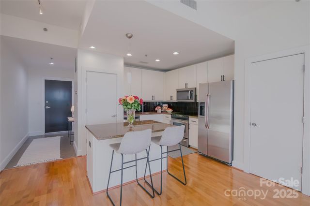 $359,990 | 333 West Trade Street, Unit 905, Charlotte, NC 28202