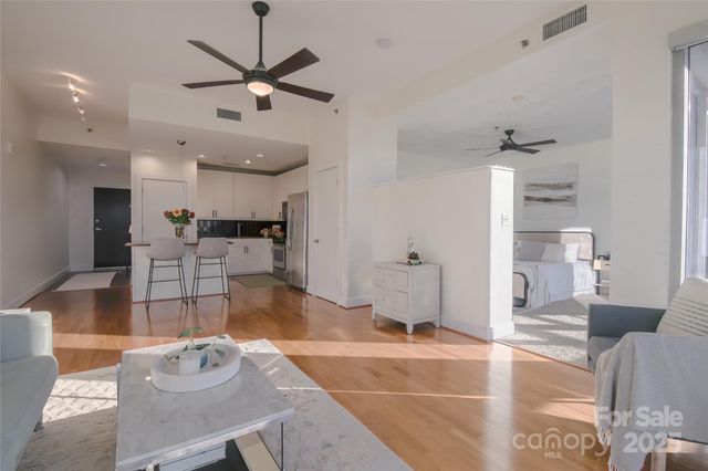 $359,990 | 333 West Trade Street, Unit 905, Charlotte, NC 28202