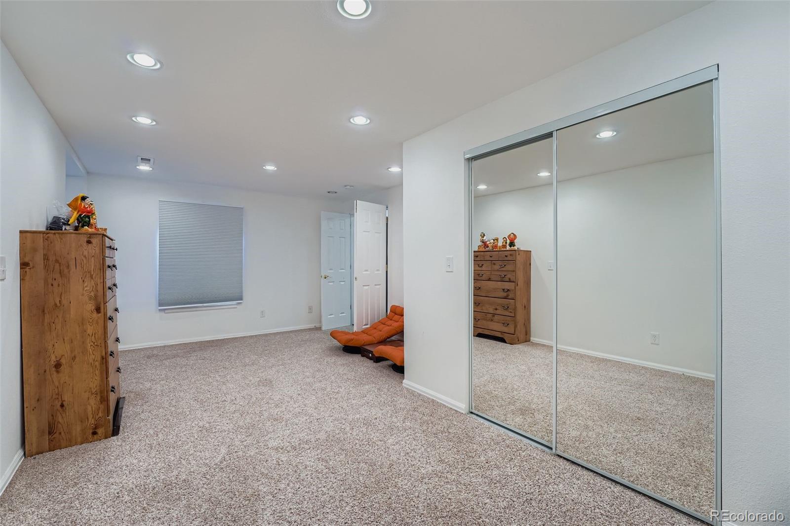 2743 South Waco Way Aurora, CO 80013 - Photo 23 of 28 en empty room with furniture and a walk in closet