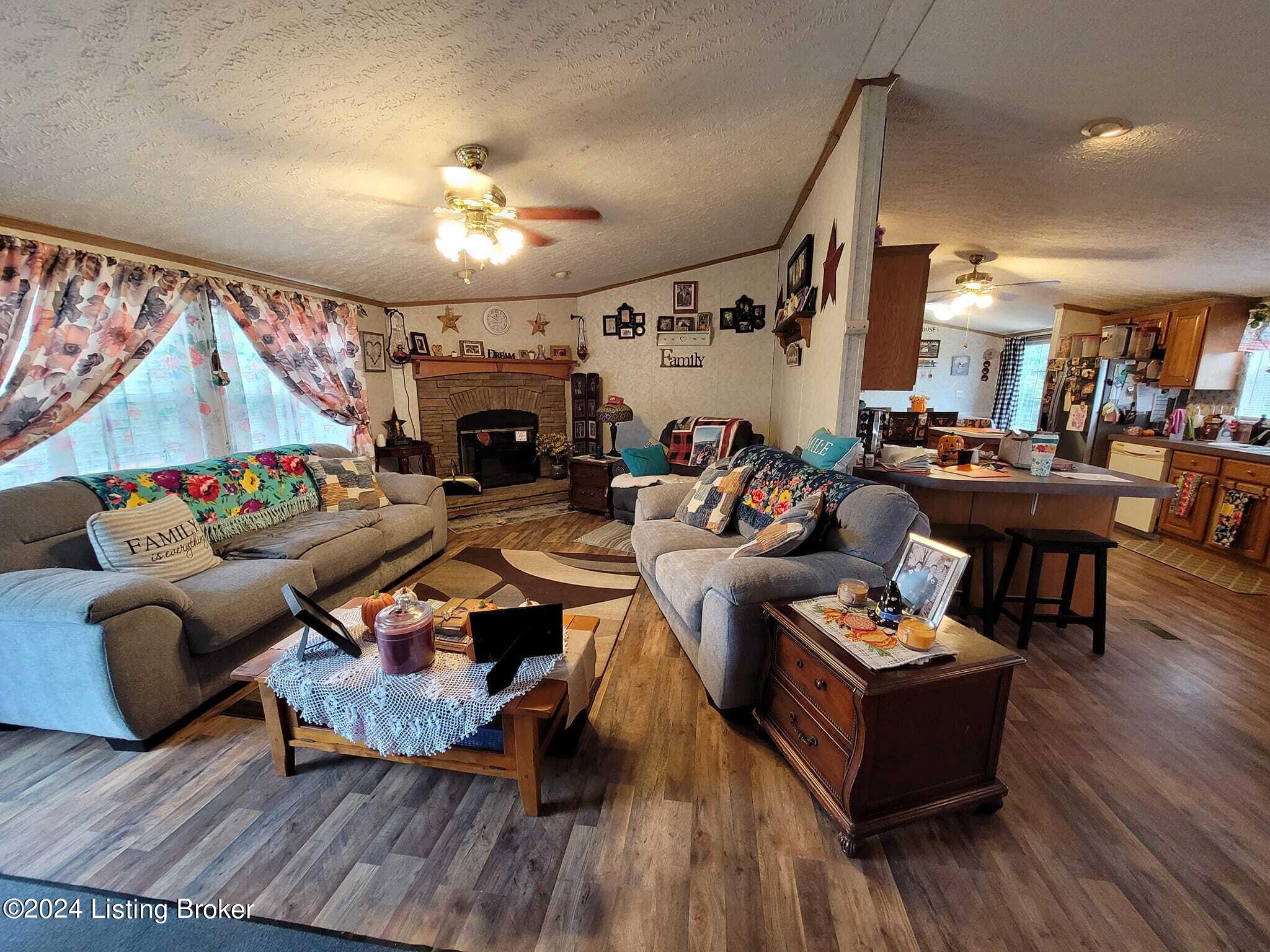 1773 Kings Ridge Road Carrollton, KY 41008 - Photo 8 of 21 1773 LIVING ROOM